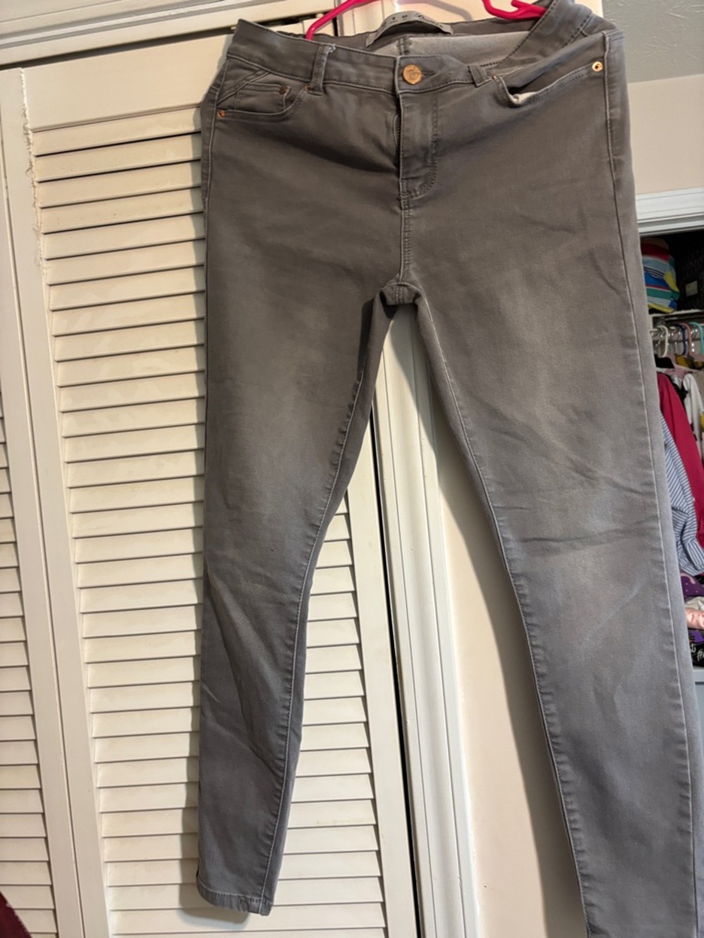 Denim&Co Gray Skinny Jeans with Pink Hanger Accent